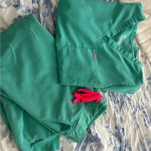 4 L Zamora Petite Jogger Pants all in Surgical green